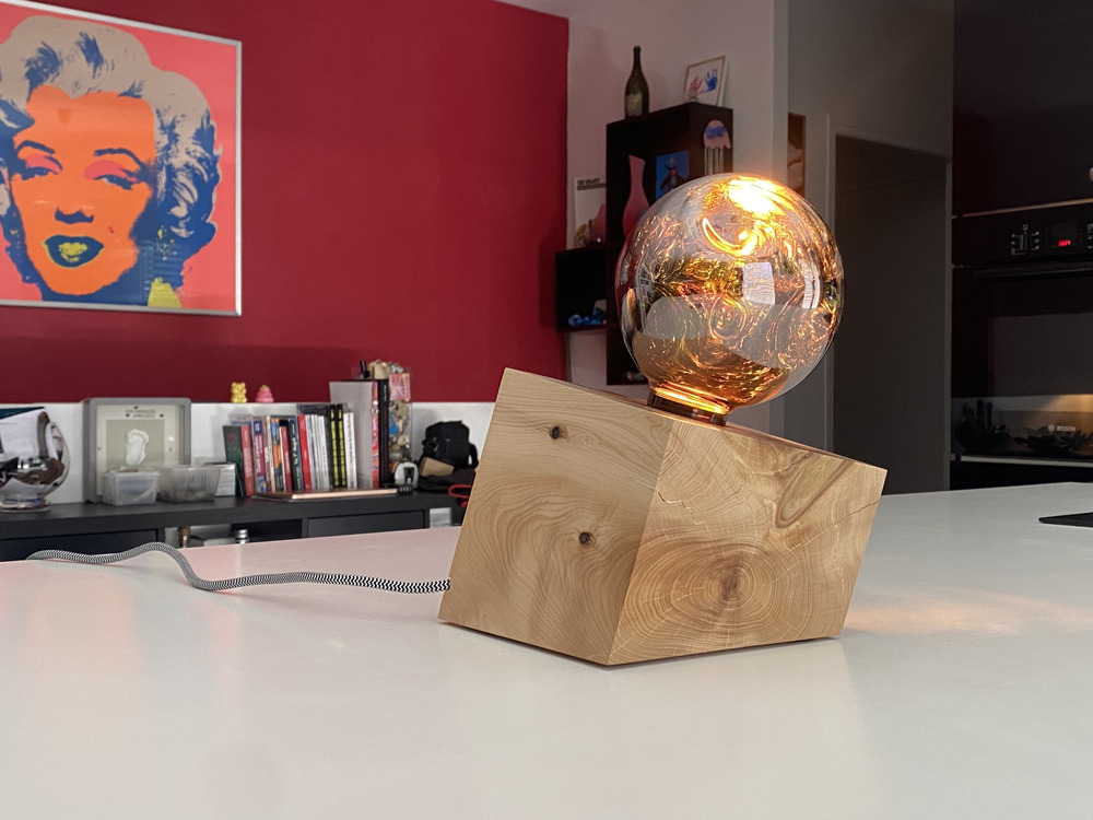 CUB Brugnela n°3 — lampe en bois artisanale, vue 2