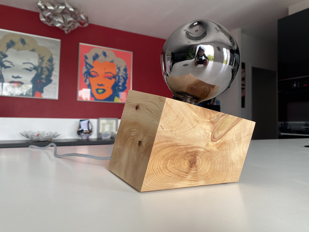 CUB Brugnela n°3 — lampe en bois artisanale, vue 3