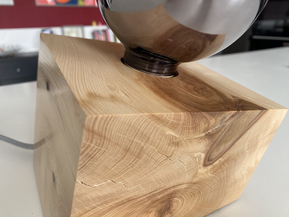 CUB Brugnela n°3 — lampe en bois artisanale, vue 5