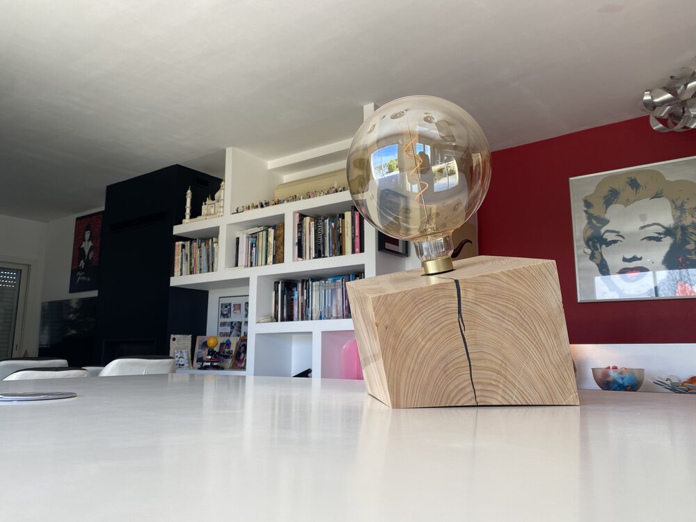 CUB Brugnela II n°1 — lampe en bois artisanale, vue 3