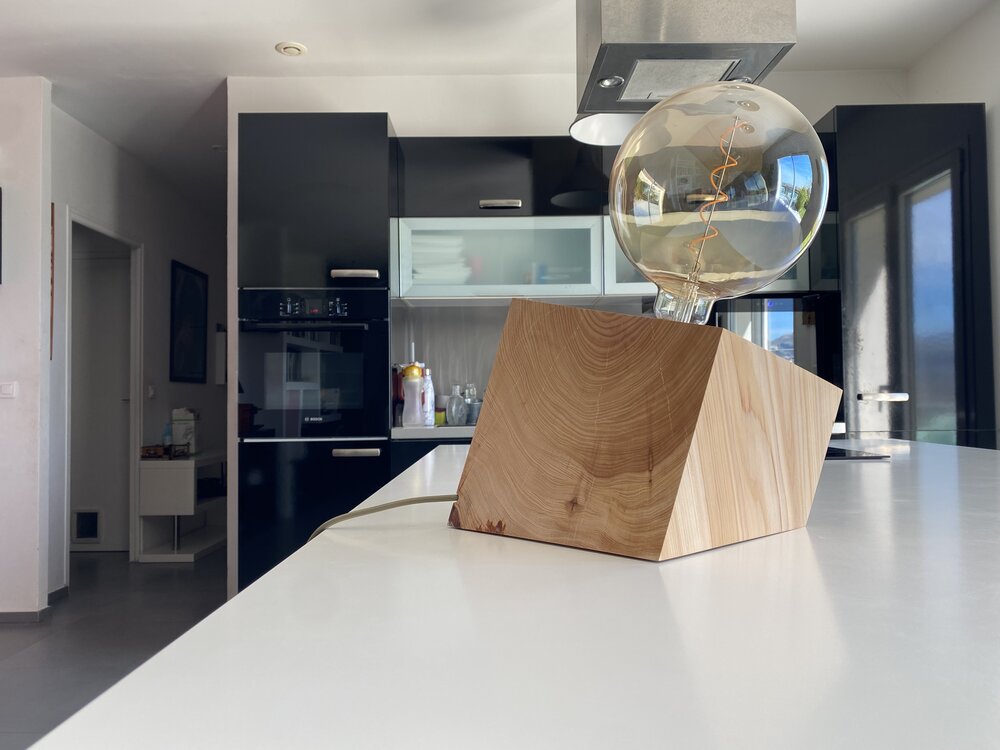 CUB Brugnela II n°1 — lampe en bois artisanale, vue 5