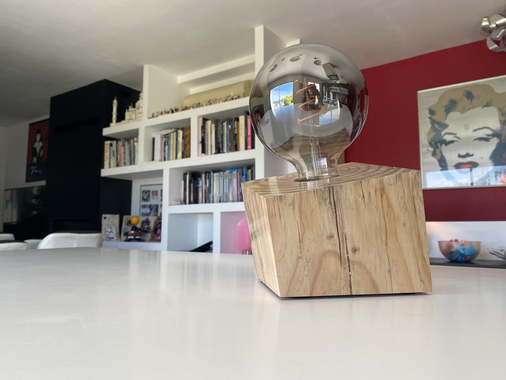 CUB Capeù n°1 — lampe en bois artisanale, vue 3