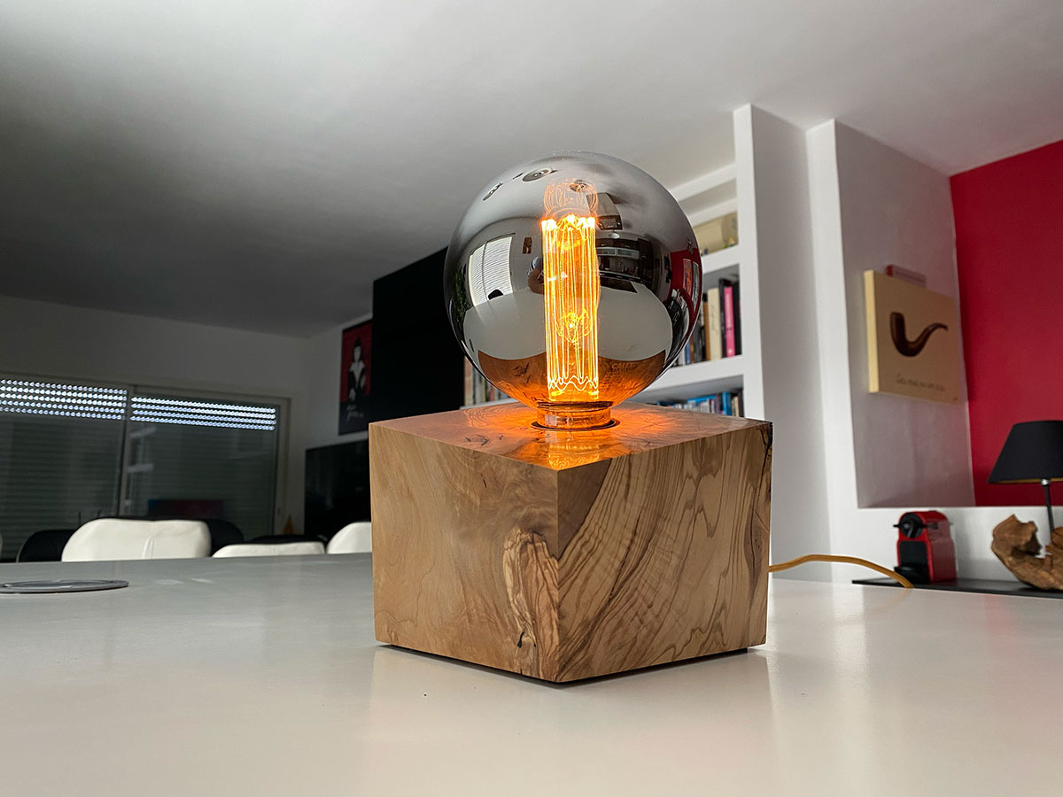 CUB Oliviera n°2 — lampe en bois artisanale, vue 2