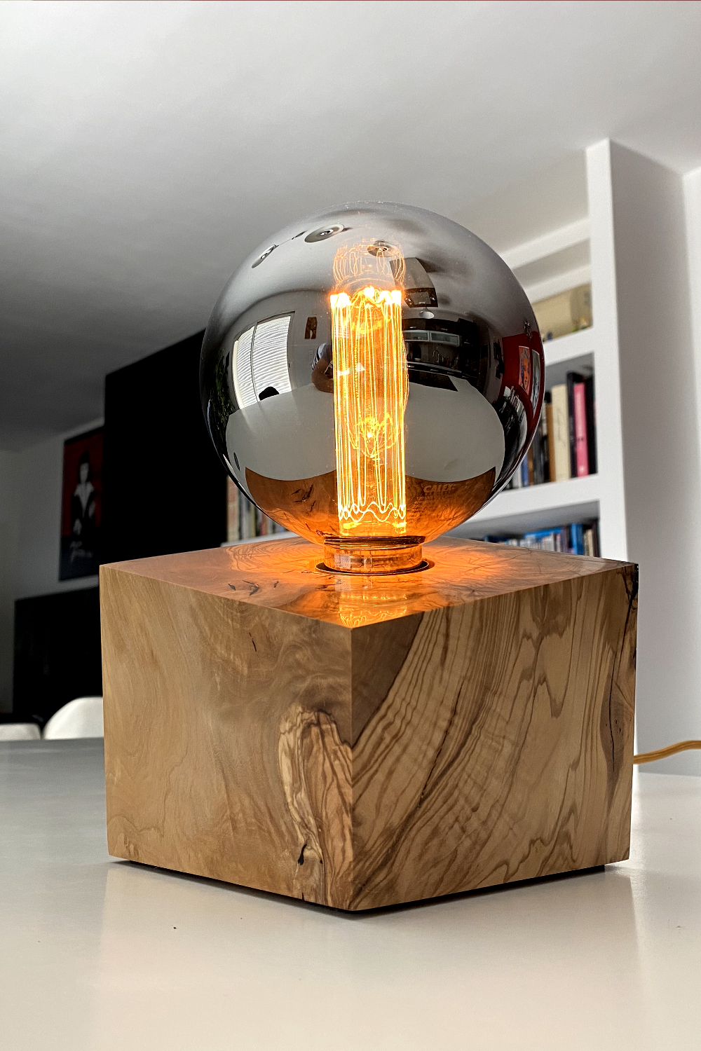 CUB Oliviera n°2 — lampe en bois artisanale, vue 1